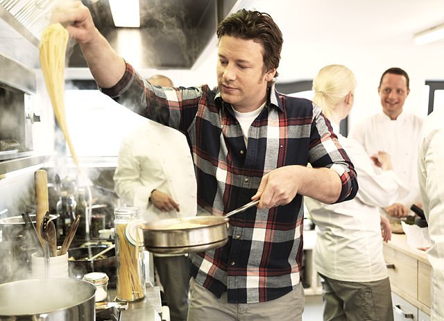 Jamie_Oliver_cooking.jpg Jamie má teď asi těžkou hlavu...