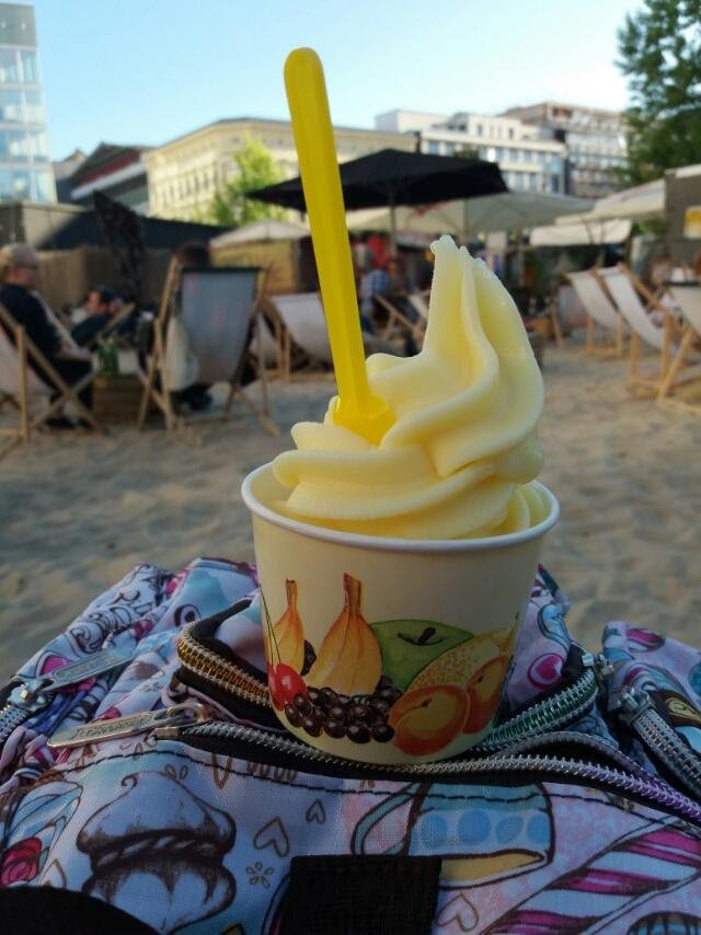 Kde jinde si dáte zmrzlinu na pláži uprostřed města.jpg Kde jinde si dáte zmrzlinu na pláži uprostřed města
