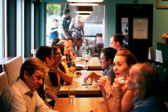 Hosté v restauraci.jpg když jdete výjimečně do restaurace s přáteli nebo známými, kteří nepracují v oboru, jejich chování, požadavky a poznámky k obsluze vás uvádějí do rozpaků (a většinou pak necháváte spropitné i za ně)