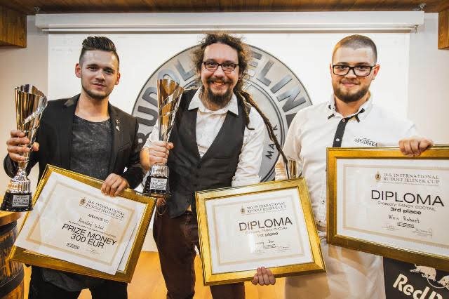 Z celkového vítězství se po celodenním maratonu radoval Jan Zlámaný (Crazy Daisy Praha), druhé místo obsadil Lukáš Konečný (Apotheka Český Krumlov) a třetí skončil Robert Weis (Apotheka Český Krumlov).jpg Z celkového vítězství se po celodenním maratonu radoval Jan Zlámaný (Crazy Daisy Praha), druhé místo obsadil Lukáš Konečný (Apotheka Český Krumlov) a třetí skončil Robert Weis (Apotheka Český Krumlov)