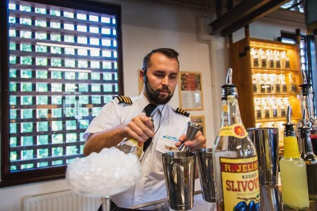 Do Vizovic se sjelo 38 barmanů a barmanek.jpg Do Vizovic se sjelo 38 barmanů a barmanek