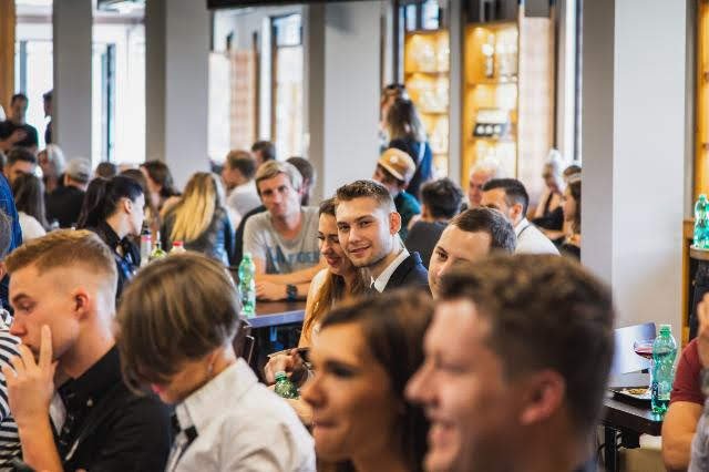 Do Vizovic se sjelo 38 barmanů a barmanek.jpg Do Vizovic se sjelo 38 barmanů a barmanek