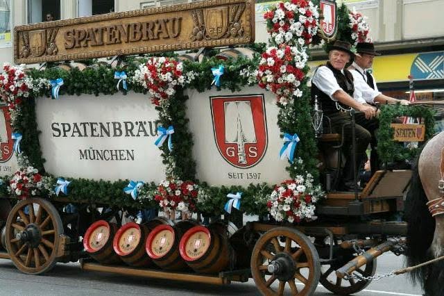 Oktoberfest, ilustrační fotografie.jpg Smí Čech vůbec nahlas přiznat, že mu chutná bavorské pivo?