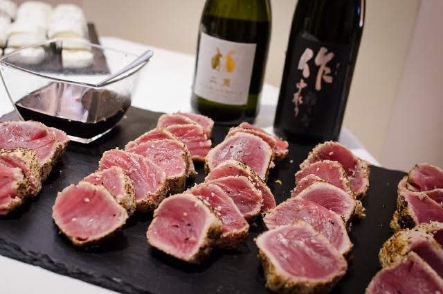 Japonci nás přijeli naučit pít sake.jpg Nakonec Japonec nalil také saké ?