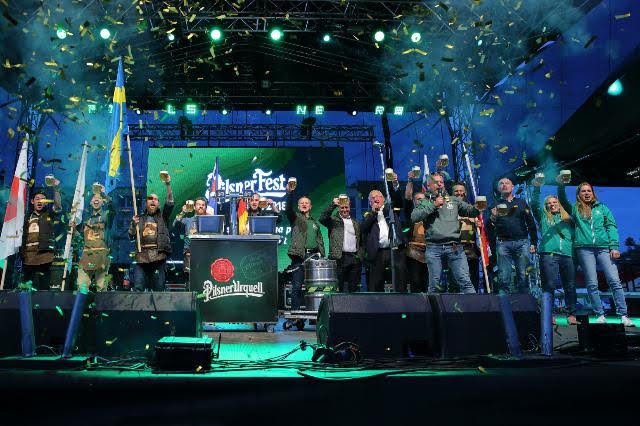 Na letošní Pilsner Fest přijelo návštěvníků ukázat své umění 9 zahraničních výčepních z celého světa.jpg Na letošní Pilsner Fest přijelo návštěvníků ukázat své umění 9 zahraničních výčepních z celého světa