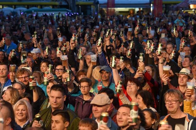 Na Pilsner Festu si Prazdrojem připili všichni.jpg Na Pilsner Festu si Prazdrojem připili všichni