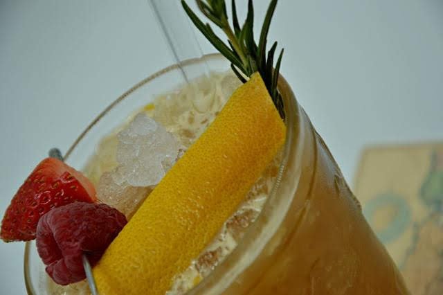 Drink Colonial Treasures kromě ginu Gordon’s Pink obsahuje i citronový sorbet, maracuju, čajový sirup či rozmarýn.jpg Drink Colonial Treasures kromě ginu Gordon’s Pink obsahuje i citronový sorbet, maracuju, čajový sirup či rozmarýn