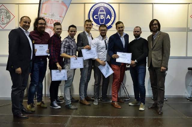 K účasti se odhodlalo celkem šest soutěžících, z toho polovina do hlavního města přijela z českokrumlovského baru Apotheka.jpg K účasti se odhodlalo celkem šest soutěžících, z toho polovina do hlavního města přijela z českokrumlovského baru Apotheka