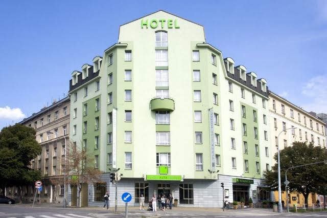Hotel Plaza Alta v Praze 7 na Ortenově náměstí.jpg Hotel Plaza Alta v Praze 7 na Ortenově náměstí