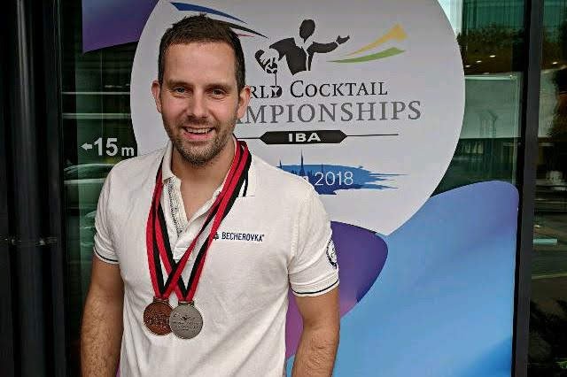 Historie koktejlových mistrovství světa nepamatuje účastníka, který by startoval v klasice i flairu najednou a umístil se na medailových pozicích.jpg Historie koktejlových mistrovství světa nepamatuje účastníka, který by startoval v klasice i flairu najednou a umístil se na medailových pozicích