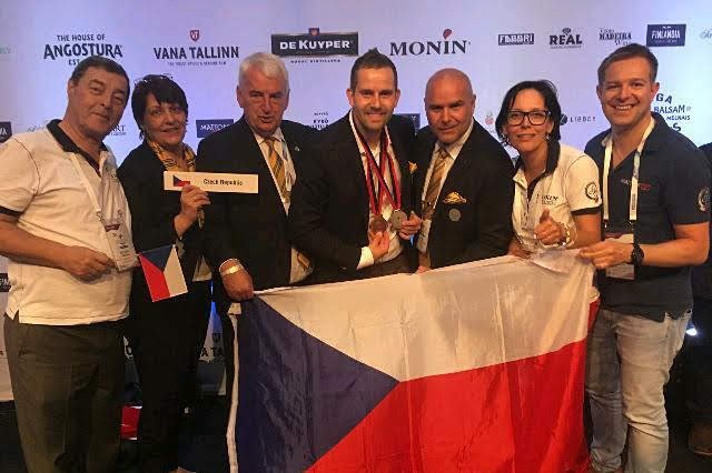 Historie koktejlových mistrovství světa nepamatuje účastníka, který by startoval v klasice i flairu najednou a umístil se na medailových pozicích.jpg Historie koktejlových mistrovství světa nepamatuje účastníka, který by startoval v klasice i flairu najednou a umístil se na medailových pozicích