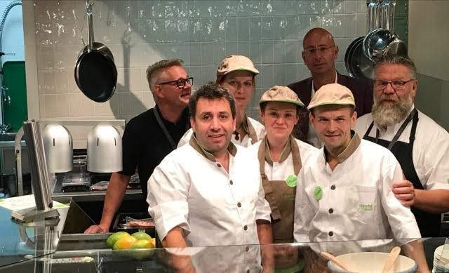 Švýcarský provozovatel mezinárodní sítě restaurací Marché International pokračuje ve své evropské expanzi a otevírá hned dvě nové restaurace v neveřejné části Terminálu 1 Letiště Václava Havla Praha.jpg Švýcarský provozovatel mezinárodní sítě restaurací Marché International pokračuje ve své evropské expanzi a otevírá hned dvě nové restaurace v neveřejné části Terminálu 1 Letiště Václava Havla Praha