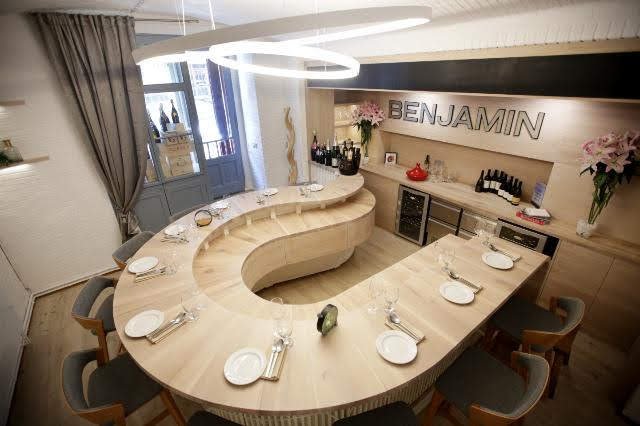 Restaurace Benjamin, řízené degustace v kruhu hostů.jpg Restaurace Benjamin, řízené degustace v kruhu hostů
