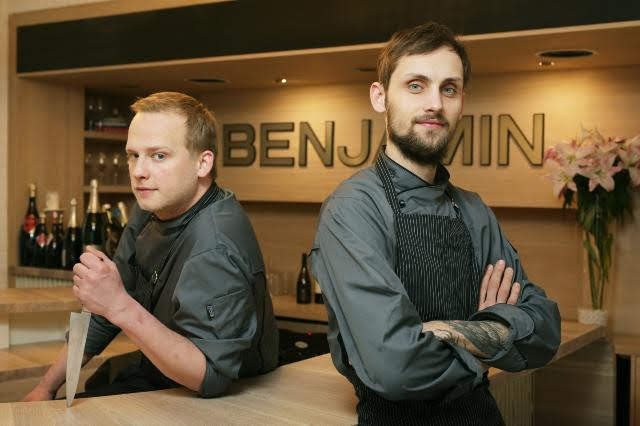 Talentované šéfkuchařské duo Radek Jakubec a Tomáš Torhan má nyní v rukou další Benjaminův vývoj.jpg Talentované šéfkuchařské duo Radek Jakubec a Tomáš Torhan má nyní v rukou další Benjaminův vývoj