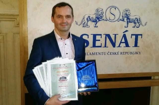 Za Pivovar Svijany ceny převzal jeho ředitel Roman Havlík.jpg Za Pivovar Svijany ceny převzal jeho ředitel Roman Havlík