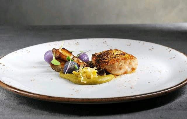 Štika na másle, pórek, fialové brambory, topinambur, slunečnicové semínko.jpg Štika na másle, pórek, fialové brambory, topinambur, slunečnicové semínko