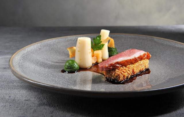 Husí konfit a prso, petržel, kadeřávek, kdoule.jpg Husí konfit a prso, petržel, kadeřávek, kdoule