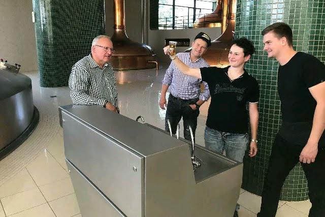 Recepturu vytvořila čtveřice sládků – z Prazdroje to byla s Václavem Berkou Lenka Straková, Martina Matušku doplnil jeho syn Adam Matuška.jpg Recepturu vytvořila čtveřice sládků – z Prazdroje to byla s Václavem Berkou Lenka Straková, Martina Matušku doplnil jeho syn Adam Matuška