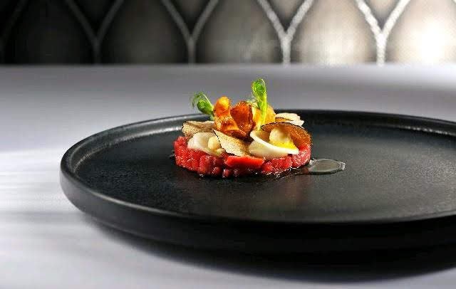 Carne cruda, topinambur, laudemio olej, černé lanýže.jpg Carne cruda, topinambur, laudemio olej, černé lanýže