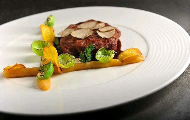 Telecí svíčková, foie gras, bramborové pyré, lanýžová omáčka, bílé lanýže.jpg Telecí svíčková, foie gras, bramborové pyré, lanýžová omáčka, bílé lanýže