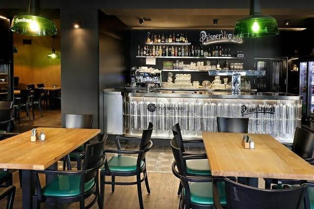 Dominantou celé hospody je originální výčep ze skleněných kachlů Dominantou celé hospody je originální výčep ze skleněných kachlů