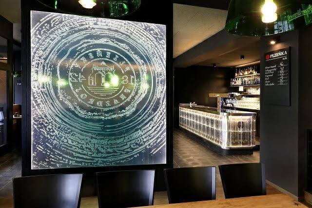 Nepřehlédnutelná je i velká skleněná pečeť charakteristická pro plzeňský ležák.jpg Nepřehlédnutelná je i velká skleněná pečeť charakteristická pro plzeňský ležák