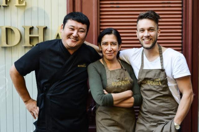 Buddha Balbínova.jpg Asijská kuchyně v rukou šéfkuchařky Sofie Smith nemá u nás obdoby. Její nápady společně s linií, kterou určuje majitel Štěpán Návrat, vytváří z nového menu v Café Buddha Balbínova neuvěřitelný asijský svět