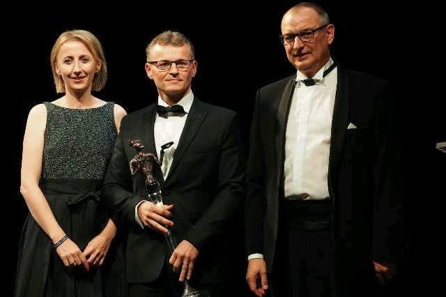 Mimořádné ocenění Asociace hotelů a restaurací České republiky v podobě sošky z dílny výtvarníka Milana Mottla letos obdrželo Letiště Václava Havla Praha.jpg Mimořádné ocenění Asociace hotelů a restaurací České republiky v podobě sošky z dílny výtvarníka Milana Mottla letos obdrželo Letiště Václava Havla Praha.