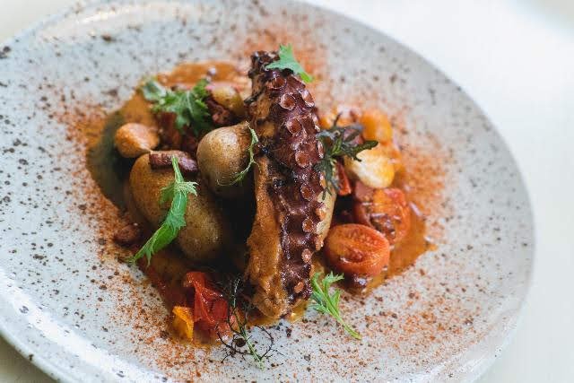 Absolutně nejoblíbenějším pokrmem z babiččiných cest je pečená chobotnice v chuťově výrazné podobě s chorizem, uzenou paprikou a rajčátky.jpg Absolutně nejoblíbenějším pokrmem z babiččiných cest je pečená chobotnice v chuťově výrazné podobě s chorizem, uzenou paprikou a rajčátky