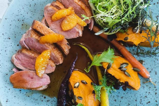 Na menu hosté najdou také skvostná kachní prsa na pomerančích s dýňovým pyré.jpg Na menu hosté najdou také skvostná kachní prsa na pomerančích s dýňovým pyré