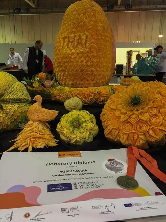 Postupně v kompozicích přidali pro tým stříbro ostřílený slovenský řezbář Patrik Smaha s thajským stylem.jpg Postupně v kompozicích přidali pro tým stříbro ostřílený slovenský řezbář Patrik Smaha s thajským stylem...