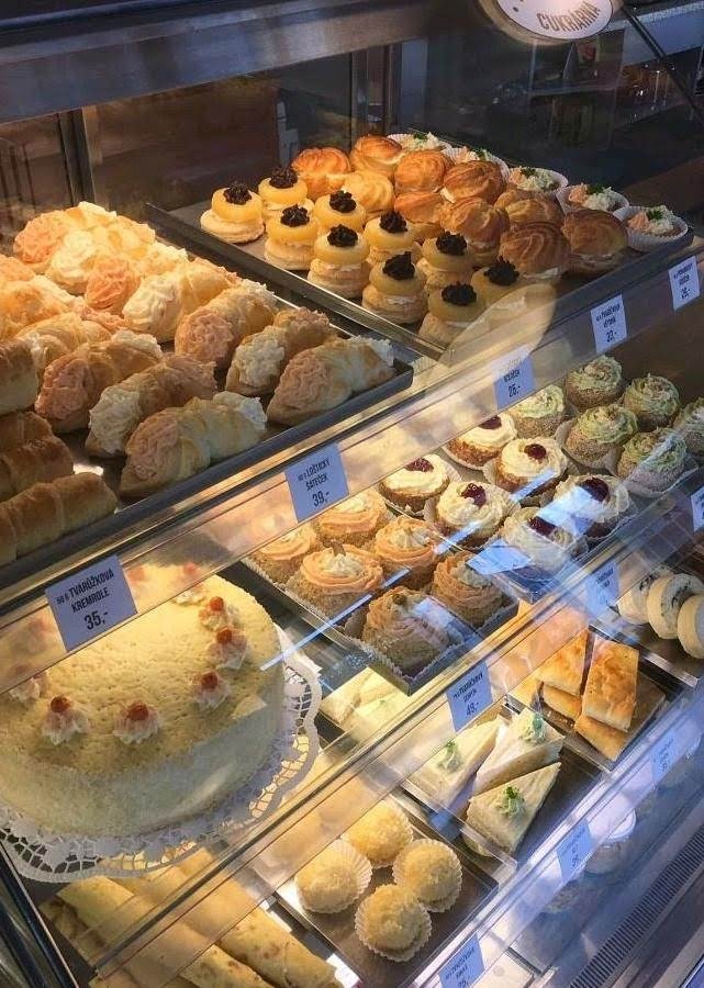 Zaměstnanci cukráren lehce slané moučníky a balení sušenek v předvánočním období vyrábí po stovkách kusů.jpg Zaměstnanci cukráren lehce slané moučníky a balení sušenek v předvánočním období vyrábí po stovkách kusů