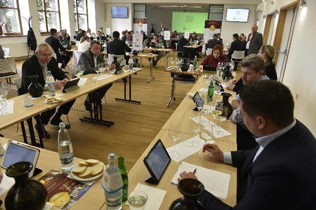 Hodnocení v superkomisi bylo velmi vyrovnané, rozdíl mezi prvním a druhým vínem byla pouze jedna desetina bodu.jpg Hodnocení v superkomisi bylo velmi vyrovnané, rozdíl mezi prvním a druhým vínem byla pouze jedna desetina bodu