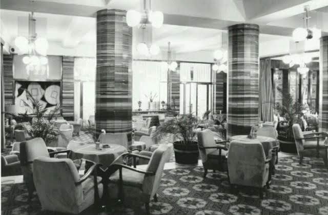 Hotel Alcron, hala, 30. léta 20. století.jpg Hotel Alcron, hala, 30. léta 20. století