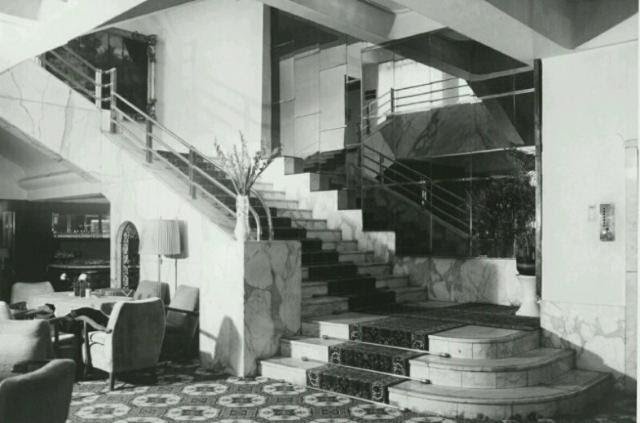 Hotel Alcron, schodiště, 30. léta 20. století.jpg Hotel Alcron, schodiště, 30. léta 20. století