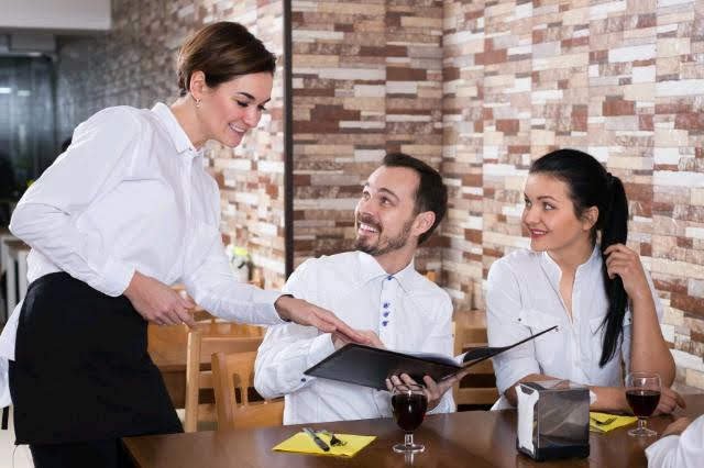 rps20181217_112458_598.jpg Časem ovšem získáte naprostou virtuozitu v umění zachytávat padající nádobí, sklo, příbory nebo jakékoliv jiné předměty v letu.