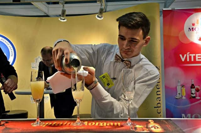 Čtvrtečního barmanského klání se zúčastnilo 24 juniorských barmanek a barmanů ze středních škol s gastronomickým zaměřením.jpg Čtvrtečního barmanského klání se zúčastnilo 24 juniorských barmanek a barmanů ze středních škol s gastronomickým zaměřením