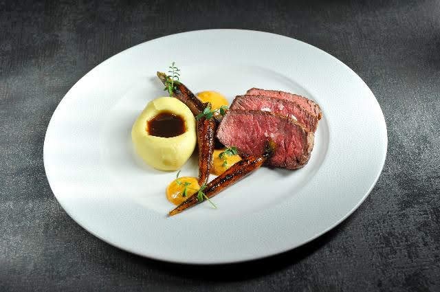 Tatarák z vyzrálého hovězího, kořeněný hovězí vývar, hořčičná majonéza.jpg Tatarák z vyzrálého hovězího, kořeněný hovězí vývar, hořčičná majonéza