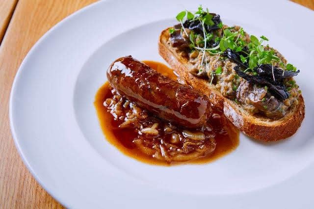 Klobáska ze zajíce, cibule a náš chléb s houbovou smaženicí z Ossegu Praha.jpg Klobáska ze zajíce, cibule a náš chléb s houbovou smaženicí z Ossegu Praha