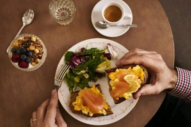 Crème de la Crème ve svém Zmrzlinovém salonu na Národní rozšiřuje nabídku o celodenní snídaně.jpg Crème de la Crème ve svém Zmrzlinovém salonu na Národní rozšiřuje nabídku o celodenní snídaně ✔