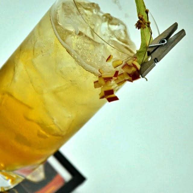 Za soutěžním barem se prezentovala koktejlem Peace in my Mind.jpg Za soutěžním barem se prezentovala koktejlem Peace in my Mind