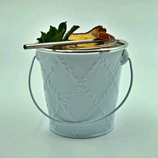 svůj drink La Touques namíchal z calvadosu Chateau du Breuil VSOP, Becherovky, skořicového sirupu Monin, citronového freshe, šípkové marmelády a jablečného moštu.jpg svůj drink La Touques namíchal z calvadosu Chateau du Breuil VSOP, Becherovky, skořicového sirupu Monin, citronového freshe, šípkové marmelády a jablečného moštu