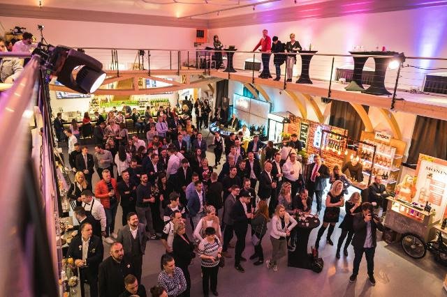 Tradiční výroční konference České barmanské asociace v novém kabátě.jpg Tradiční výroční konference České barmanské asociace v novém kabátě