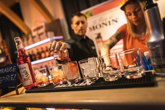 Tradiční výroční konference České barmanské asociace v novém kabátě.jpg Tradiční výroční konference České barmanské asociace v novém kabátě