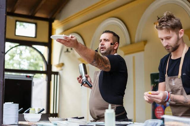 Radek Kašpárek drží talíř a hledí zamyšleně kamsik.jpg Radek Kašpárek drží talíř a hledí zamyšleně kamsik