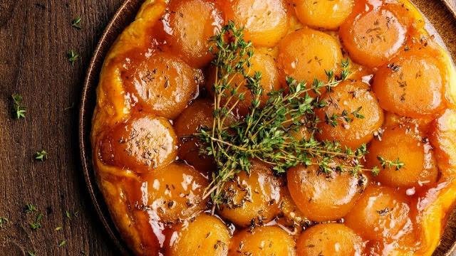 Nick Millward (Británie): Tarte Tatin with Thyme (upekla Clodagh McKenna).jpg Nick Millward (Británie): Tarte Tatin with Thyme (upekla Clodagh McKenna)