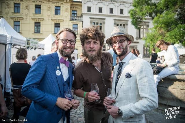 Organizátoři festivalu Bohdan Trojak a Antonín Suchánek, uprostřed muž s vousy.jpg Organizátoři festivalu Bohdan Trojak a Antonín Suchánek, uprostřed muž s vousy