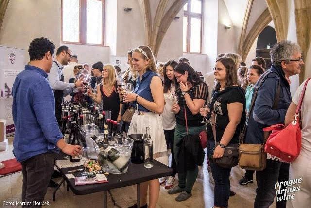 Praha pije víno.jpg Praha pije víno