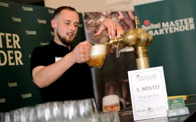 Martin Křížek pracuje jako výčepní tři roky.jpg Martin Křížek pracuje jako výčepní tři roky