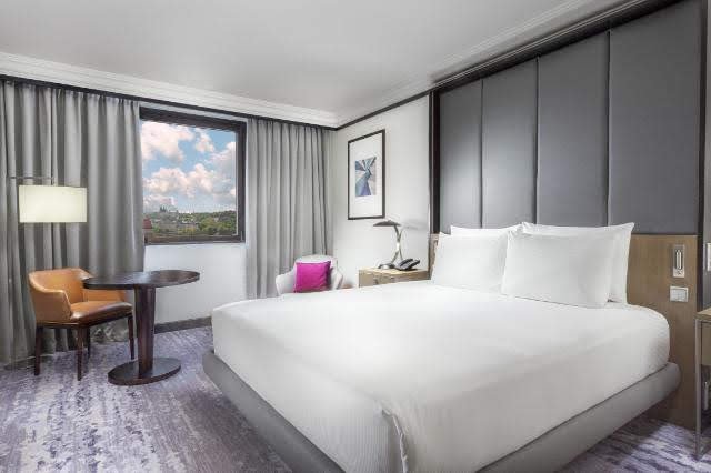 Hilton Prague, standardní pokoj.jpg Hilton Prague, standardní pokoj